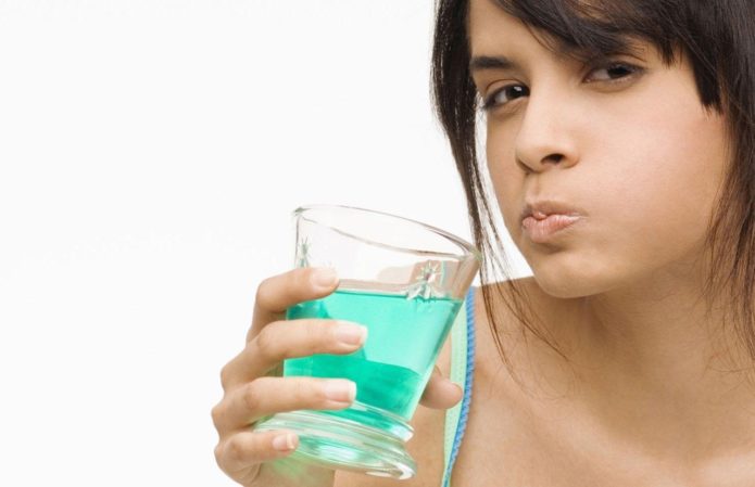Ragazza sciacqui la bocca
