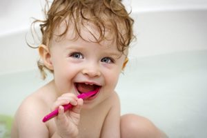 Come pulire i denti dei bambini