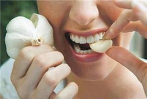 Come si può rapidamente sbarazzarsi del mal di denti a casa