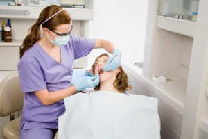 Il dentista tratta i denti pazienti